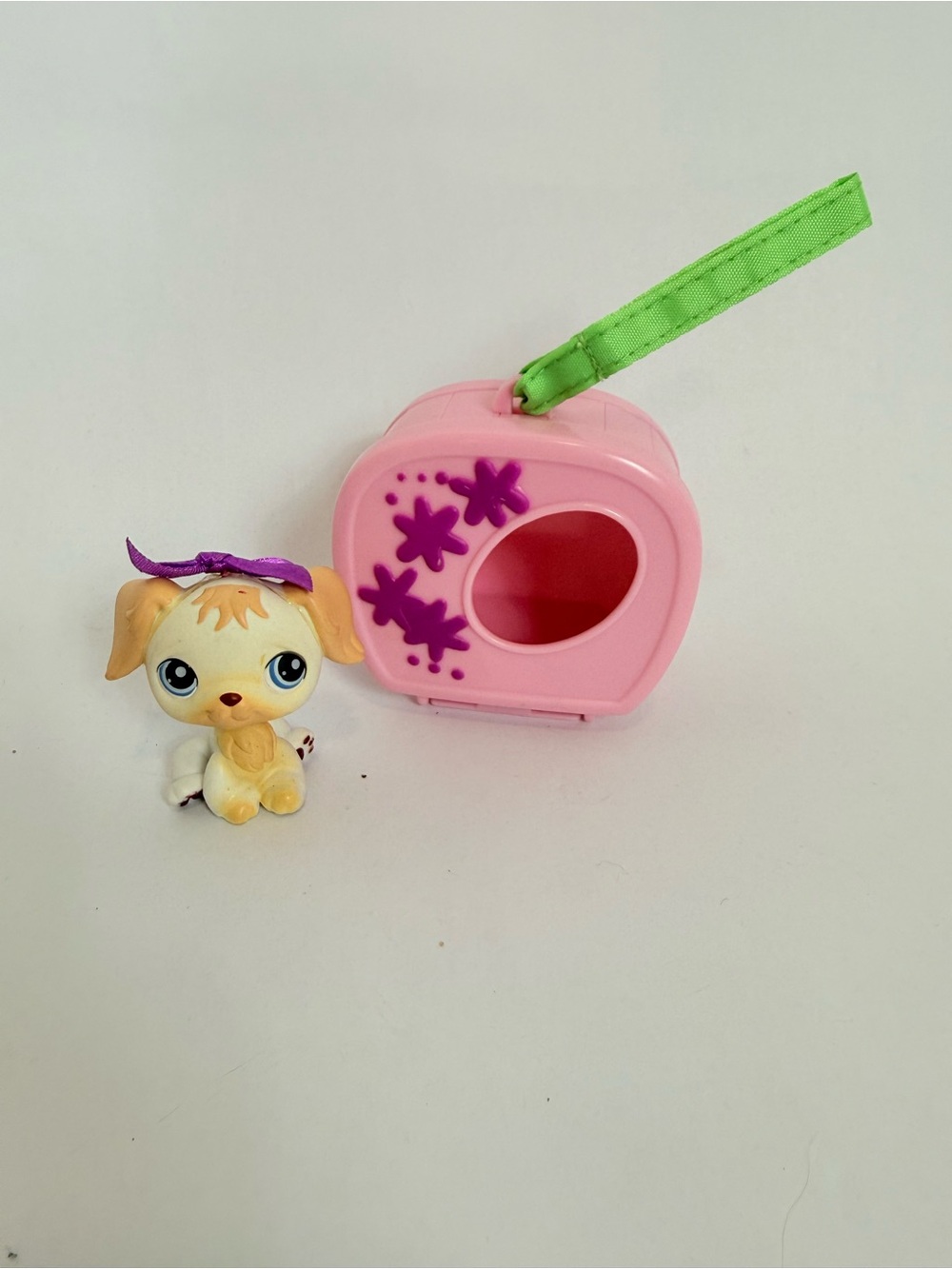 Littlest Pet Shop Pink Carrier with Green Strap and Golden Retriever